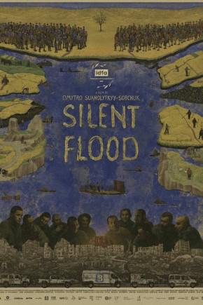Film poster voor Silent Flood met een rivier en mensen aan beide zijden, onder een blauwe hemel, met een groep mensen onderaan en een grote menigte bovenaan.