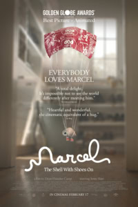 Promotieposter van de film 'Marcel the Shell with Shoes On' met een afbeelding van een schattige schelp met schoenen en een quote, geschikt voor een bioscoopwebsite.