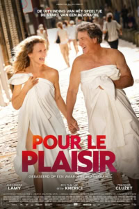 Twee mensen in badkleding lopen hand in hand door een zonnige straat, lachend en genietend van de dag, met een film titel 'Pour le plaisir' op de poster.