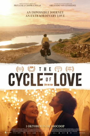 Filmposter van 'De Cyclus van Liefde' met een man die op een fiets rijdt in een landschap en een stel dat lacht in een warme, gezellige setting.
