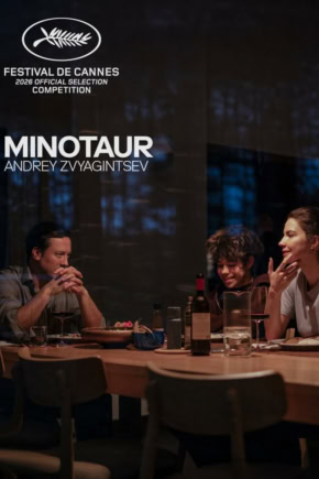 Drie mensen genieten van een maaltijd in een restaurant, met wijn en eten op tafel, tijdens een filmvertoning of evenement.