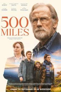 Promotiefoto voor de film 500 Miles met een oudere man en vier jongeren op een landschap met zee en bergen, geschikt voor een bioscoopwebsite.