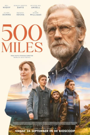 Promotiefoto voor de film 500 Miles met een oudere man en vier jongeren op een landschap met zee en bergen, geschikt voor een bioscoopwebsite.