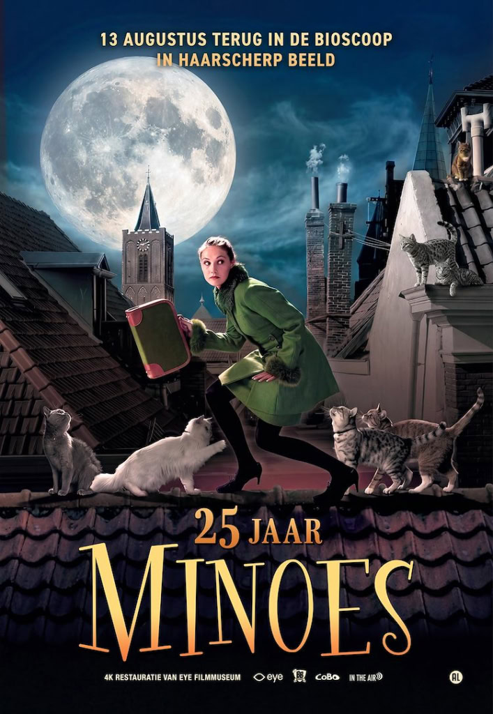Filmposter voor Minoes met een vrouw op een dak, katten en een grote volle maan op de achtergrond, promotie voor 25 jaar Minoes.