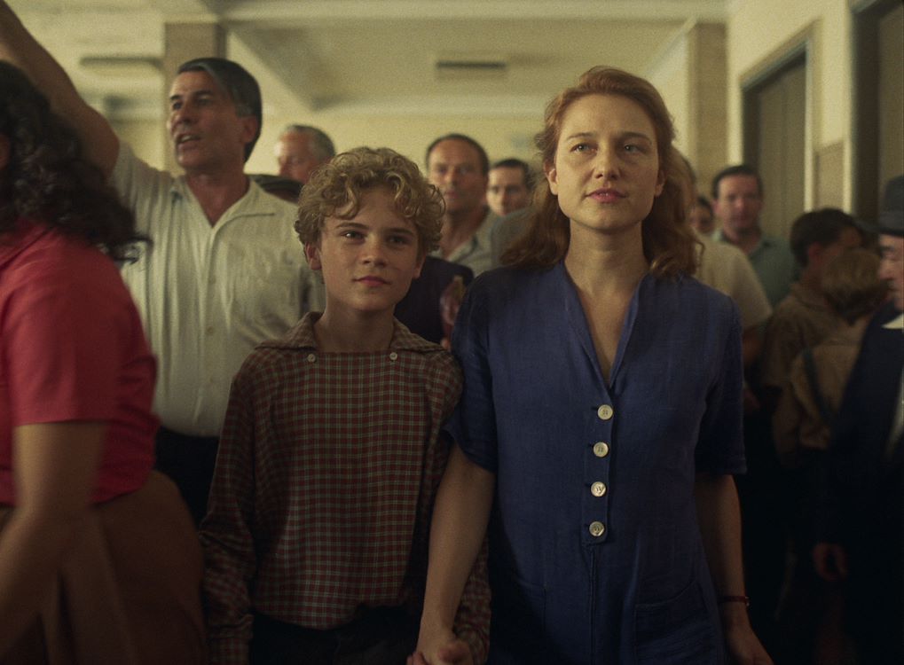 Beeld van een filmzaal in Cinema Middelburg met een vrouw en een jongen die samen naar de film kijken.
