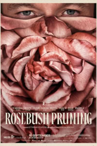 Film poster voor Rosebush Pruning met een close-up van een gezicht dat bedekt is met rozenblaadjes en bloemen, met de titel prominent onderaan.