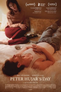 Film poster voor Peter Hujar's Day met twee vrouwen in een intieme scène, achtergrond met filmprijzen en recensies, geschikt voor film- en kunstliefhebbers.