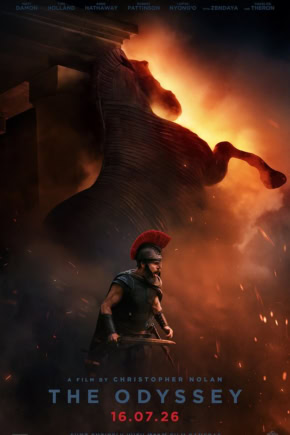 Filmposter van The Odyssey met een groot paard en een soldaat in een vurige achtergrond, promotie voor de film geregisseerd door Christopher Nolan.