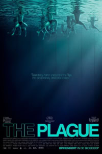 Film poster voor The Plague met onderwaterbeelden en mensen die in een zwembad zwemmen, met een donkere sfeer en emotionele ondertoon.