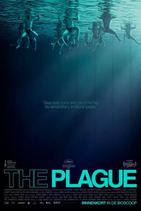 Film poster voor The Plague met onderwaterbeelden en mensen die in een zwembad zwemmen, met een donkere sfeer en emotionele ondertoon.