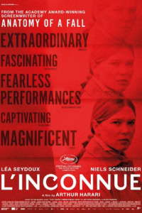 Film poster voor L'Inconnue met opvallende rode achtergrond en twee vrouwen, met quotes over de film en de namen van Léa Seydoux en Niels Schneider.
