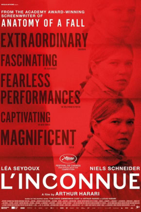 Film poster voor L'Inconnue met opvallende rode achtergrond en twee vrouwen, met quotes over de film en de namen van Léa Seydoux en Niels Schneider.