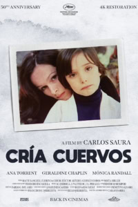 Filmstill uit Cría Cuervos met twee jonge kinderen, een meisje en een jongen, in een intieme scène.