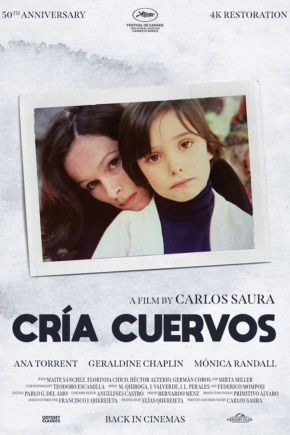 Filmstill uit Cría Cuervos met twee jonge kinderen, een meisje en een jongen, in een intieme scène.