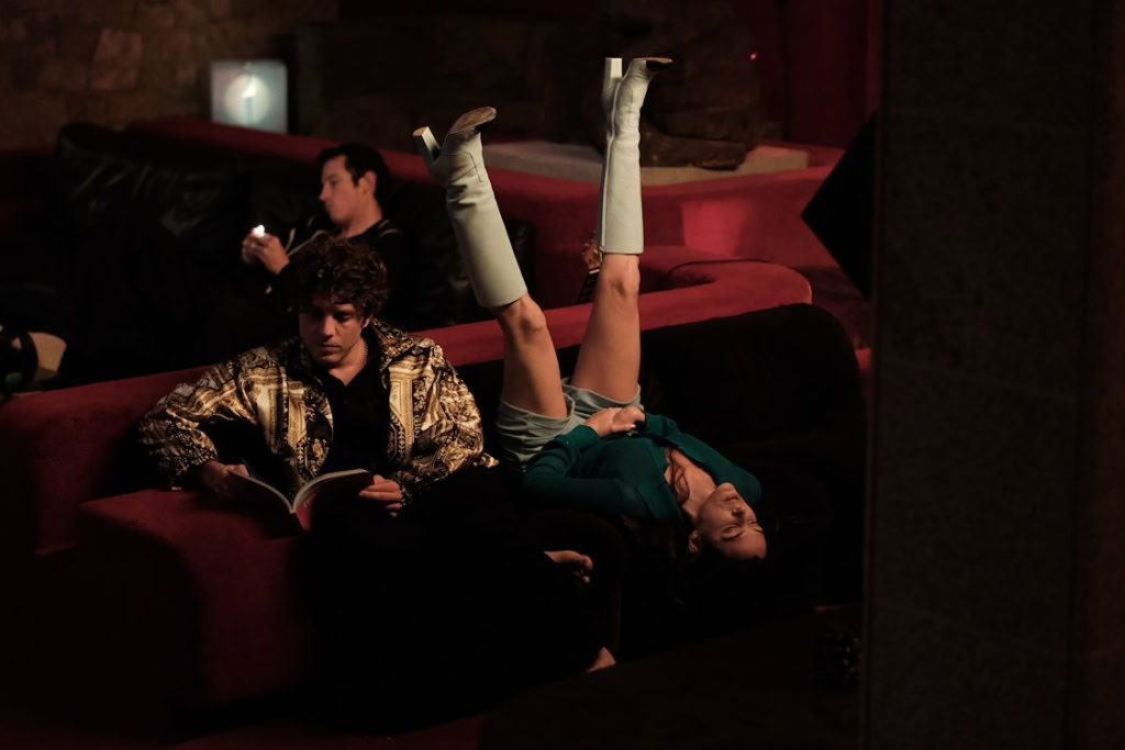 Bezoekers genieten van een film in Cinema Middelburg met comfortabele stoelen en een gezellige sfeer.