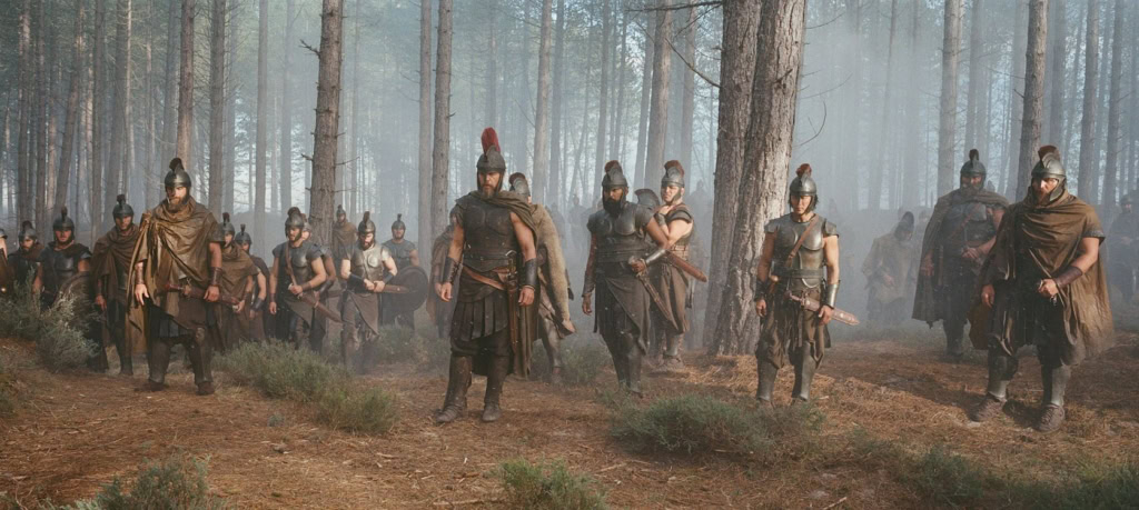 Een groep soldaten in een bos, gekleed in oude militaire kleding, marcherend en bewapend, met een mistige achtergrond en hoge bomen.