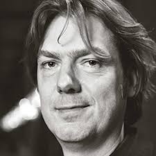 Portret van Rutger Wolfson, filmmaker, in zwart-wit, met ontspannen uitdrukking, voor filmproject.