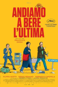 Afbeelding van een filmposter voor 'Andiamo a bere l'ultima' met drie mannen die op een station wachten, kleurrijk en opvallend ontwerp.
