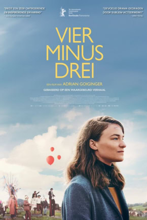 Film poster voor 'Vier minus drie' met een vrouw in profiel en een blauwe lucht op de achtergrond, geschikt voor cinema website.