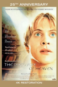 Filmposter van 'The Discovery Of Heaven' met een close-up van een jonge man met blonde haar en blauwe ogen, met een achtergrond van een hemelachtig licht en een filmset.