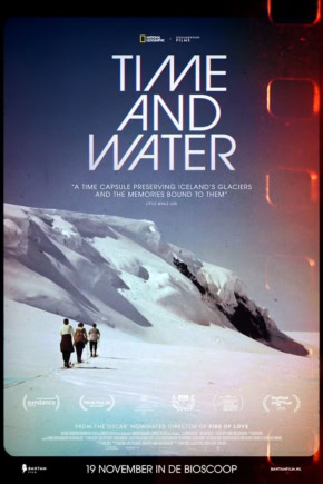 Time and Water - poster met reizigers op skatrijke sneeuw, berglandschap en filmkleding.