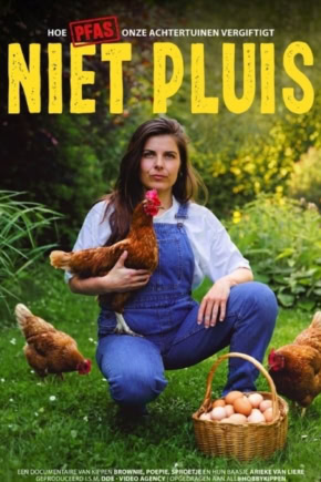 Kijkende vrouw in tuin met kip en eieren - documentaire sfeer.