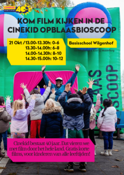 Kinderen genieten van de opblaasbioscoop bij Cinema Middelburg tijdens een evenement voor kinderen.